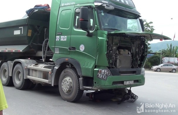 Tai nạn giao thông chiều 11/11: Thiếu niên tuổi điều khiển xe máy không biển số vượt đèn đỏ gây tai nạn làm 3 người chết Tai nạn giao thông chiều 11/11: Thiếu niên tuổi điều khiển xe máy không biển số vượt đèn đỏ gây tai nạn làm 3 người chết