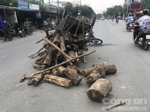 Tai nạn giao thông chiều 13/11: Phanh quá gấp, tài xế bị thùng xe lôi tự chế văng ra đè tử vong Tai nạn giao thông chiều 13/11: Phanh quá gấp, tài xế bị thùng xe lôi tự chế văng ra đè tử vong