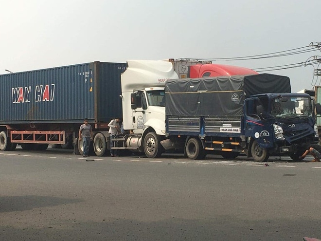 Tai nạn giao thông chiều 13/11: Phanh quá gấp, tài xế bị thùng xe lôi tự chế văng ra đè tử vong Tai nạn giao thông chiều 13/11: Phanh quá gấp, tài xế bị thùng xe lôi tự chế văng ra đè tử vong