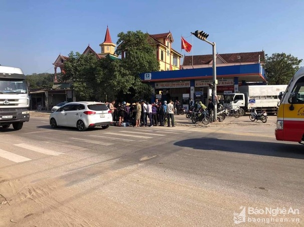 Tai nạn giao thông chiều 14/11: Truy tìm người phụ nữ bỏ chạy trong vụ tai nạn xe tải cán cô gái 20 tuổi tử vong Tai nạn giao thông chiều 14/11: Truy tìm người phụ nữ bỏ chạy trong vụ tai nạn xe tải cán cô gái 20 tuổi tử vong