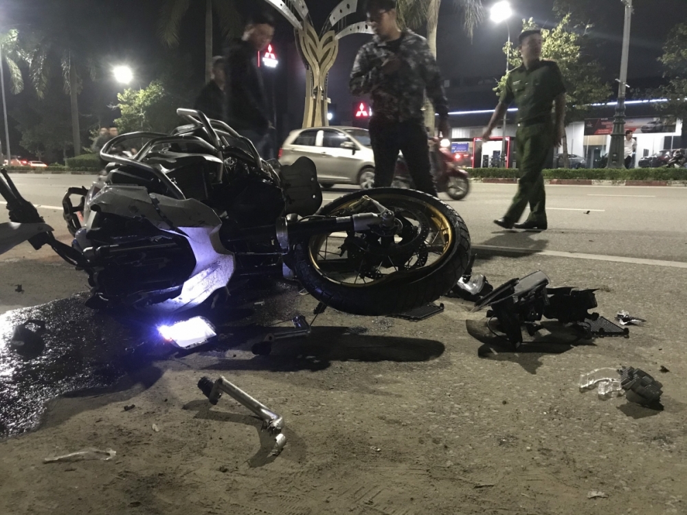 Tai nạn giao thông chiều 19/11: Siêu mô tô BMW va chạm với xe máy, 3 người thương vong nằm rạp trên đường Tai nạn giao thông chiều 19/11: Siêu mô tô BMW va chạm với xe máy, 3 người thương vong nằm rạp trên đường