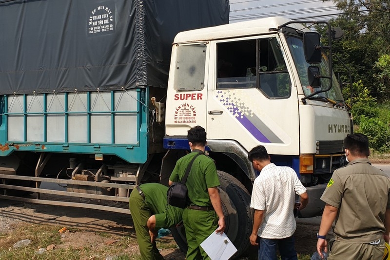 Tai nạn giao thông chiều 19/11: Siêu mô tô BMW va chạm với xe máy, 3 người thương vong nằm rạp trên đường Tai nạn giao thông chiều 19/11: Siêu mô tô BMW va chạm với xe máy, 3 người thương vong nằm rạp trên đường