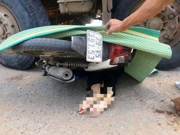 Nữ sinh viên đi xe máy tử vong thương tâm sau va chạm với xe hổ vồ Nữ sinh viên đi xe máy tử vong thương tâm sau va chạm với xe hổ vồ