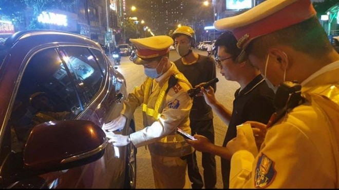 Tai nạn giao thông sáng 24/11: Đèn xanh không chịu di chuyển, tài xế có biểu hiện say rượu khóa cửa xe rồi bỏ đi Tai nạn giao thông sáng 24/11: Đèn xanh không chịu di chuyển, tài xế có biểu hiện say rượu khóa cửa xe rồi bỏ đi