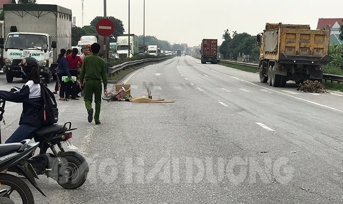 Tai nạn giao thông chiều 24/11: Bé gái 8 tuổi bị xe tải quay đầu đâm tử vong thương tâm