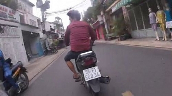 Camera giao thông: Trinh sát hình sự phóng xe truy bắt kẻ cướp dây chuyền tại TPHCM