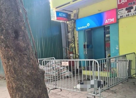 Thông tin pháp luật chiều 28/11: Phát hiện người đàn ông tử vong cạnh cây ATM trên phố Hà Nội Thông tin pháp luật chiều 28/11: Phát hiện người đàn ông tử vong cạnh cây ATM trên phố Hà Nội