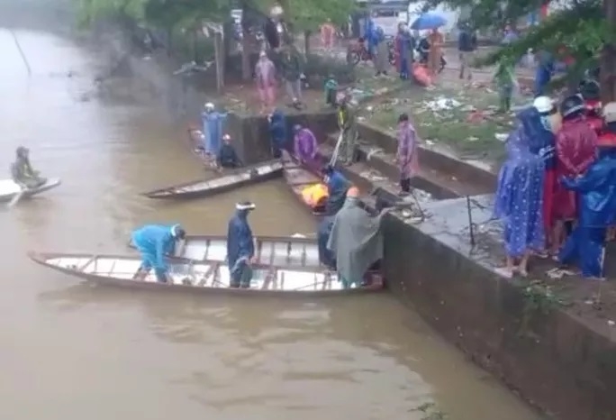Tai nạn giao thông chiều 28/11: Chạy xe máy lao thẳng xuống sông Đâu Giang, nam thanh niên tử vong Tai nạn giao thông chiều 28/11: Chạy xe máy lao thẳng xuống sông Đâu Giang, nam thanh niên tử vong