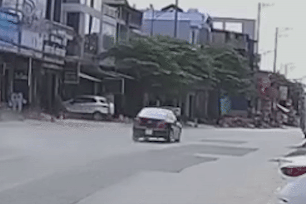 Tai nạn giao thông chiều 30/11: Xe khách và xe bồn tông trực diện rồi lao tiếp vào hàng rào, càn quét hàng chục xe máy