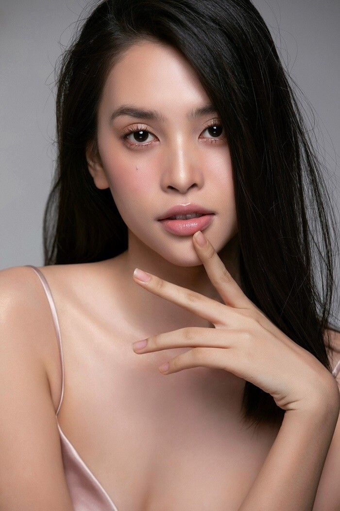 Sao cận gương mặt 'không góc chết' của Hoa hậu Tiểu Vy Sao cận gương mặt 'không góc chết' của Hoa hậu Tiểu Vy