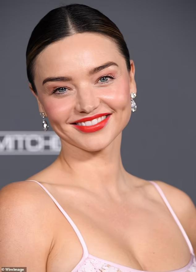 Miranda Kerr gợi cảm nổi bật khi sánh bước bên chồng tỷ phú Miranda Kerr gợi cảm nổi bật khi sánh bước bên chồng tỷ phú