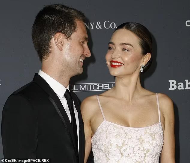Miranda Kerr gợi cảm nổi bật khi sánh bước bên chồng tỷ phú Miranda Kerr gợi cảm nổi bật khi sánh bước bên chồng tỷ phú