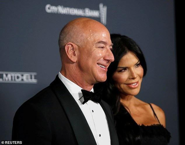 Người tình 52 tuổi sánh đôi bên tỷ phú đình đám Jeff Bezos Người tình 52 tuổi sánh đôi bên tỷ phú đình đám Jeff Bezos