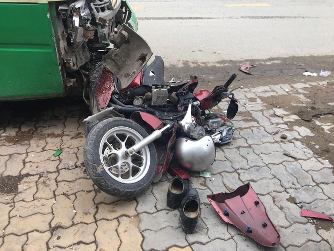 Tai nạn giao thông chiều 1/12: Cụ ông chạy xe máy tông người đi bộ rồi lao vào đầu xe buýt bất tỉnh Tai nạn giao thông chiều 1/12: Cụ ông chạy xe máy tông người đi bộ rồi lao vào đầu xe buýt bất tỉnh