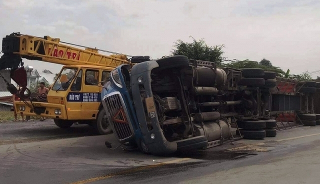 Tai nạn giao thông chiều 1/12: Cụ ông chạy xe máy tông người đi bộ rồi lao vào đầu xe buýt bất tỉnh Tai nạn giao thông chiều 1/12: Cụ ông chạy xe máy tông người đi bộ rồi lao vào đầu xe buýt bất tỉnh