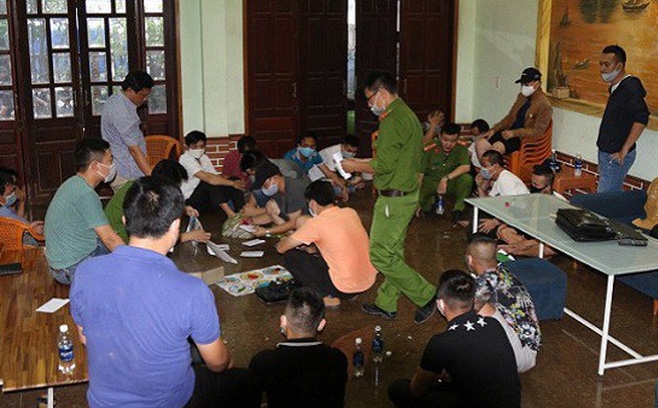 Thông tin pháp luật sáng 3/12: Tổ chức tân gia rồi mở luôn sới bạc, cả chủ lẫn khách bị công an ập vào Thông tin pháp luật sáng 3/12: Tổ chức tân gia rồi mở luôn sới bạc, cả chủ lẫn khách bị công an ập vào