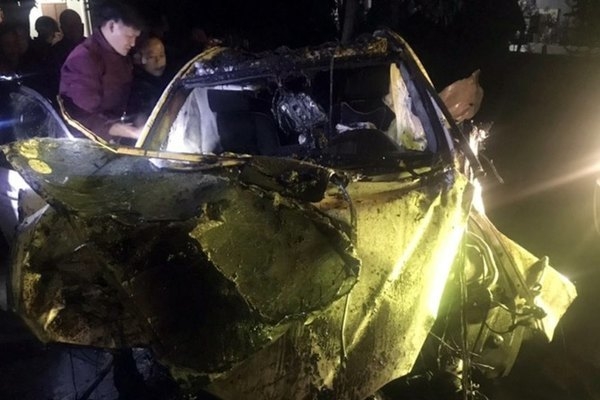 Tai nạn giao thông chiều 4/12: Mercedes mất lái đâm vào cầu rồi bay xuống kênh, tài xế tử vong Tai nạn giao thông chiều 4/12: Mercedes mất lái đâm vào cầu rồi bay xuống kênh, tài xế tử vong