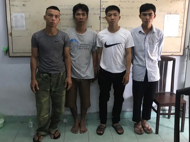 Thông tin pháp luật chiều 5/12: Tạm giữ ông lão hiếp dâm nữ sinh lớp 5 gần nhà Thông tin pháp luật chiều 5/12: Tạm giữ ông lão hiếp dâm nữ sinh lớp 5 gần nhà