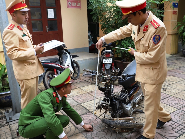 Tai nạn giao thông chiều 6/12: Xe ô tô 7 chỗ mất lái tông sập quán bánh xèo Tai nạn giao thông chiều 6/12: Xe ô tô 7 chỗ mất lái tông sập quán bánh xèo