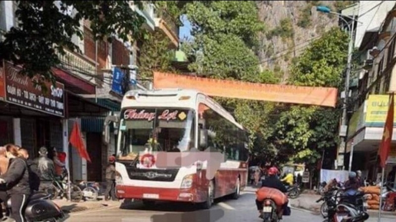 Tai nạn giao thông sáng 9/12: Xe khách mất phanh lao từ đèo xuống khu dân cư, đâm người đi xe đạp chết tại chỗ Tai nạn giao thông sáng 9/12: Xe khách mất phanh lao từ đèo xuống khu dân cư, đâm người đi xe đạp chết tại chỗ