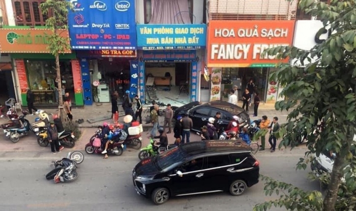 Tai nạn giao thông chiều 9/12: Xe tải tông gãy 2 cây xanh rồi lật ngang, tài xế và phụ xe thoát chết, bò ra từ cabin Tai nạn giao thông chiều 9/12: Xe tải tông gãy 2 cây xanh rồi lật ngang, tài xế và phụ xe thoát chết, bò ra từ cabin
