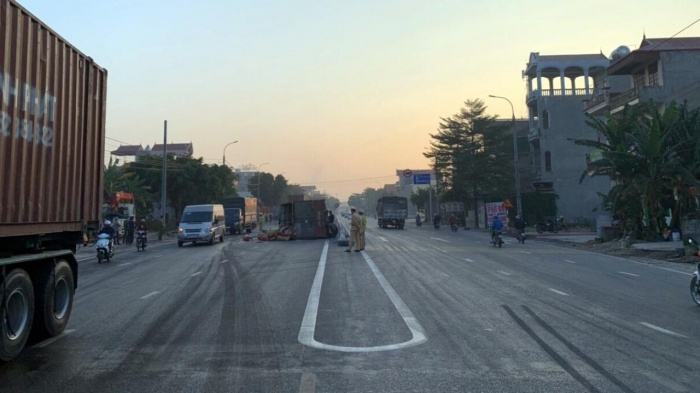 Tai nạn giao thông chiều 10/12: Tài xế ngủ gật tông vào dải phân cách khiến ô tô tải lật nghiêng giữa QL18 Tai nạn giao thông chiều 10/12: Tài xế ngủ gật tông vào dải phân cách khiến ô tô tải lật nghiêng giữa QL18