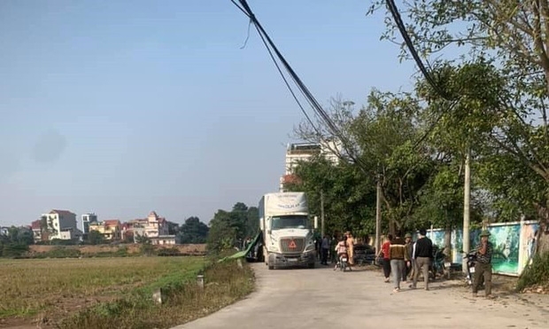 Tai nạn giao thông chiều 11/12: Tài xế mắc kẹt sau cú đâm đuôi xe trộn bê tông, phải cưa cabin để đưa ra ngoài Tai nạn giao thông chiều 11/12: Tài xế mắc kẹt sau cú đâm đuôi xe trộn bê tông, phải cưa cabin để đưa ra ngoài