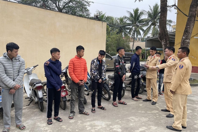 Tai nạn giao thông sáng 12/12: Container cán chết người gần cầu vượt Gò Dưa Tai nạn giao thông sáng 12/12: Container cán chết người gần cầu vượt Gò Dưa