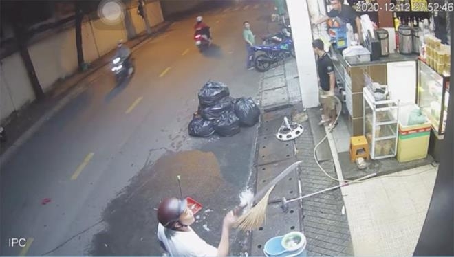 Thông tin pháp luật chiều 13/12: Bực bội vì bạn gái bị chọc ghẹo, thanh niên cầm dao chém người Thông tin pháp luật chiều 13/12: Bực bội vì bạn gái bị chọc ghẹo, thanh niên cầm dao chém người