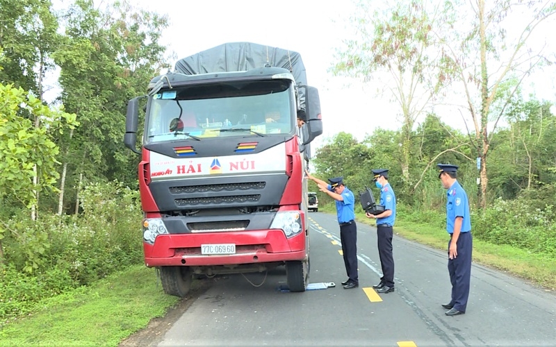 Tai nạn giao thông sáng 14/12: Ô tô tải cuốn 2 người đi xe máy vào gầm sau pha cố vượt đầy cẩu thả Tai nạn giao thông sáng 14/12: Ô tô tải cuốn 2 người đi xe máy vào gầm sau pha cố vượt đầy cẩu thả