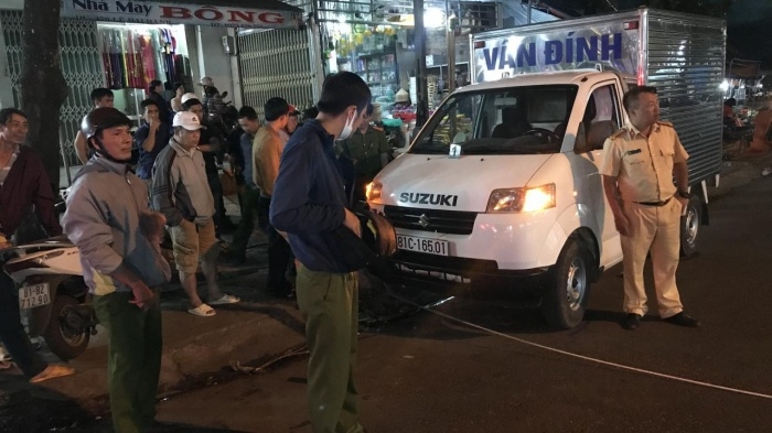 Tai nạn giao thông chiều 15/12: Container đâm liên hoàn vào xe khách và xe 7 chỗ, một phương tiện văng xuống ruộng Tai nạn giao thông chiều 15/12: Container đâm liên hoàn vào xe khách và xe 7 chỗ, một phương tiện văng xuống ruộng