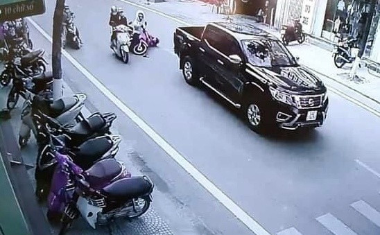 Tai nạn giao thông sáng 21/12: Xe 7 chỗ phanh gấp để tránh người đi bộ, xe tải lao tới húc văng lên dải phân cách Tai nạn giao thông sáng 21/12: Xe 7 chỗ phanh gấp để tránh người đi bộ, xe tải lao tới húc văng lên dải phân cách