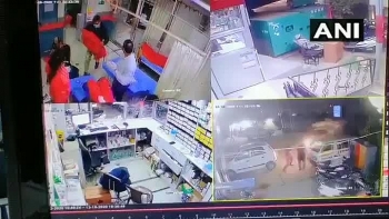 Camera giao thông: Y bác sĩ đang làm việc phải chạy tán loạn vì bị xe 