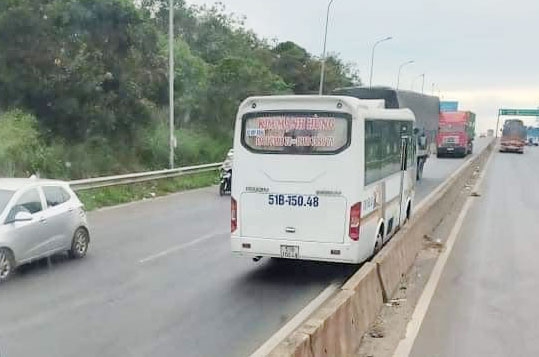 Tai nạn giao thông chiều 22/12: Xe máy đâm bay rào chắn đám tang, 1 người chết tại chỗ Tai nạn giao thông chiều 22/12: Xe máy đâm bay rào chắn đám tang, 1 người chết tại chỗ