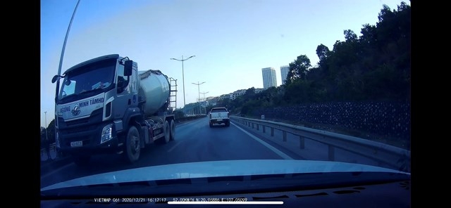 Tai nạn giao thông sáng 23/12: Xe con lao sang làn ngược chiều, tông thẳng vào đầu container Tai nạn giao thông sáng 23/12: Xe con lao sang làn ngược chiều, tông thẳng vào đầu container