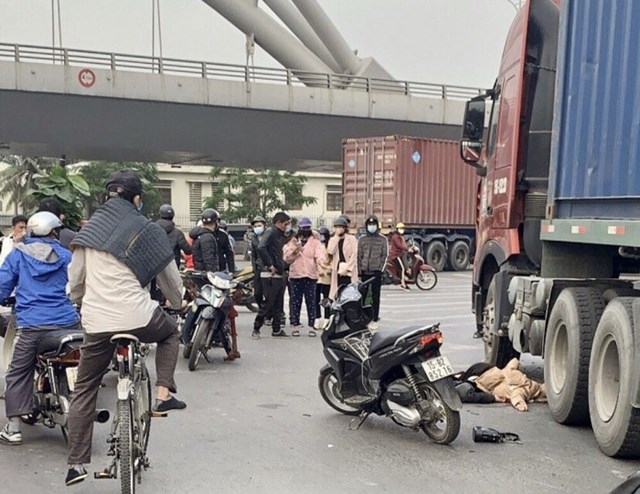 Tai nạn giao thông sáng 23/12: Xe con lao sang làn ngược chiều, tông thẳng vào đầu container Tai nạn giao thông sáng 23/12: Xe con lao sang làn ngược chiều, tông thẳng vào đầu container