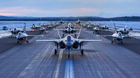 Dàn tiêm kích F-35 lần đầu phô diễn 