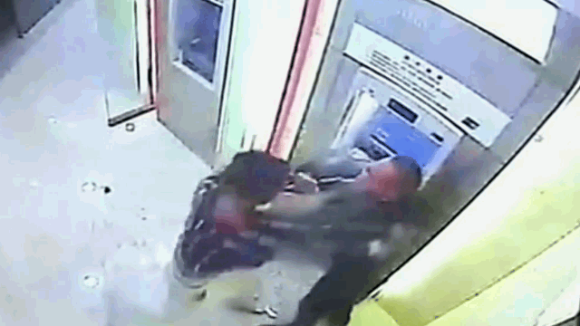 Cướp tiền tại cây ATM, tên cướp hung hãn bị 
