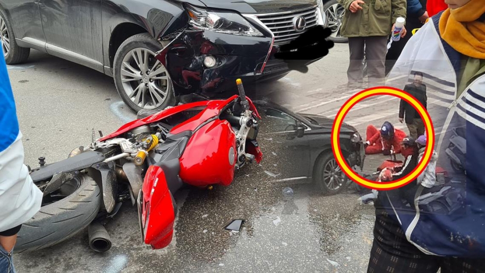 Tai nạn giao thông chiều 24/12: Ông già Noel điều khiển xe Ducati tông móp đầu xế hộp giữa phố Tai nạn giao thông chiều 24/12: Ông già Noel điều khiển xe Ducati tông móp đầu xế hộp giữa phố
