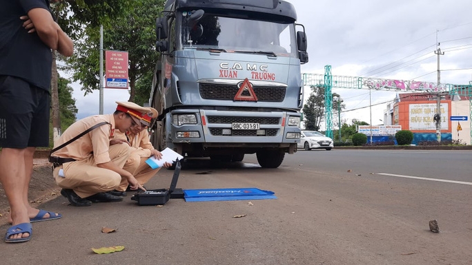 Tai nạn giao thông chiều 24/12: Ông già Noel điều khiển xe Ducati tông móp đầu xế hộp giữa phố Tai nạn giao thông chiều 24/12: Ông già Noel điều khiển xe Ducati tông móp đầu xế hộp giữa phố