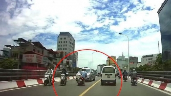 Tai nạn giao thông chiều 25/12: Vượt ẩu trên cầu, xe chở rác 