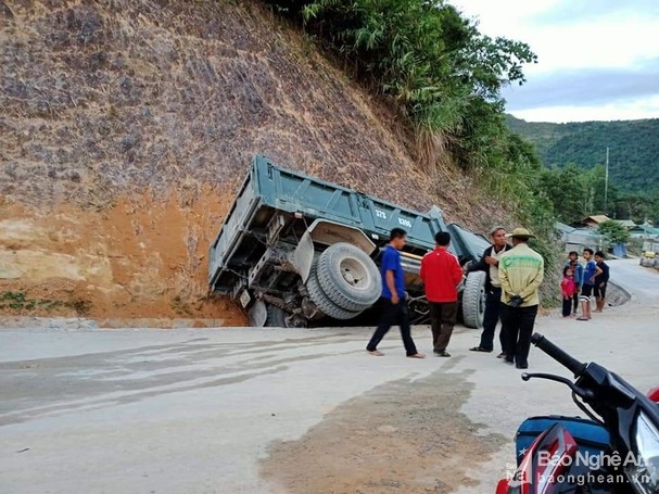Tin tức tai nạn giao thông chiều 26/12: Truy tìm ô tô đâm chết người rồi bỏ chạy ở Hải Phòng Tin tức tai nạn giao thông chiều 26/12: Truy tìm ô tô đâm chết người rồi bỏ chạy ở Hải Phòng