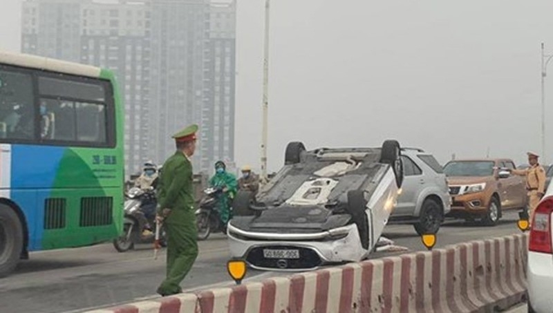 Tin tức tai nạn giao thông (TNGT) chiều 27/12: Xe đầu kéo tông văng dải phân cách rồi lao vào làn xe máy khiến nhiều người khiếp vía Tin tức tai nạn giao thông (TNGT) chiều 27/12: Xe đầu kéo tông văng dải phân cách rồi lao vào làn xe máy khiến nhiều người khiếp vía