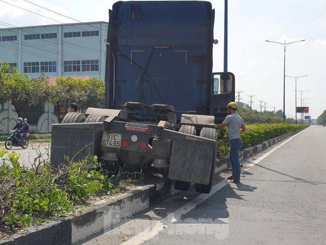 Tin tức tai nạn giao thông (TNGT) chiều 27/12: Xe đầu kéo tông văng dải phân cách rồi lao vào làn xe máy khiến nhiều người khiếp vía Tin tức tai nạn giao thông (TNGT) chiều 27/12: Xe đầu kéo tông văng dải phân cách rồi lao vào làn xe máy khiến nhiều người khiếp vía