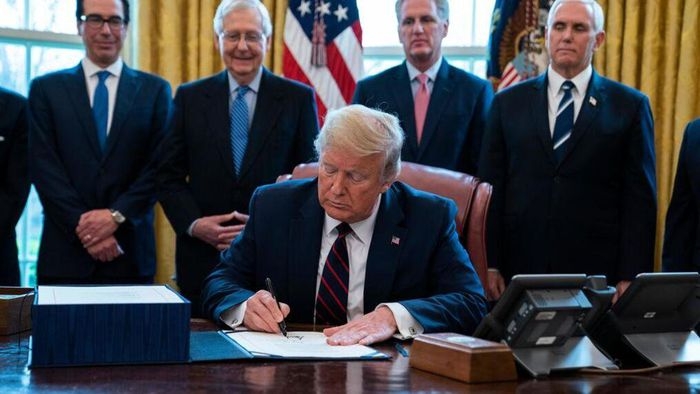 Ông Trump bất ngờ ký gói cứu trợ COVID-19, tránh việc đóng cửa Chính phủ Ông Trump bất ngờ ký gói cứu trợ COVID-19, tránh việc đóng cửa Chính phủ