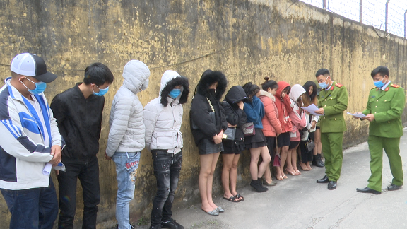 Tin tức pháp luật chiều 29/12: Bắt nghi can cưỡng bức nhiều phụ nữ bán vé số