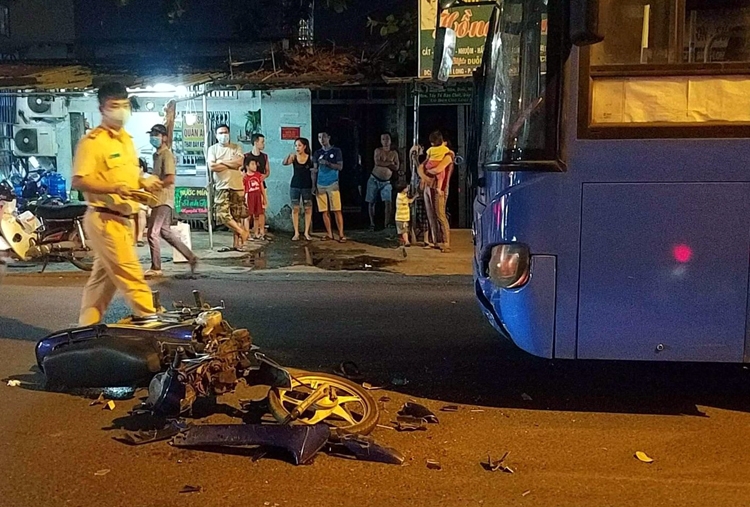Tin tức tai nạn giao thông sáng 31/12: Đối đầu xe buýt, xe máy gãy đôi, 1 người bị thương nặng Tin tức tai nạn giao thông sáng 31/12: Đối đầu xe buýt, xe máy gãy đôi, 1 người bị thương nặng