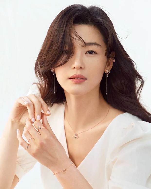 Hé lộ mức cát sê 'khủng' của hai người đẹp Song Hye Kyo và Jun Ji Hyun Hé lộ mức cát sê 'khủng' của hai người đẹp Song Hye Kyo và Jun Ji Hyun