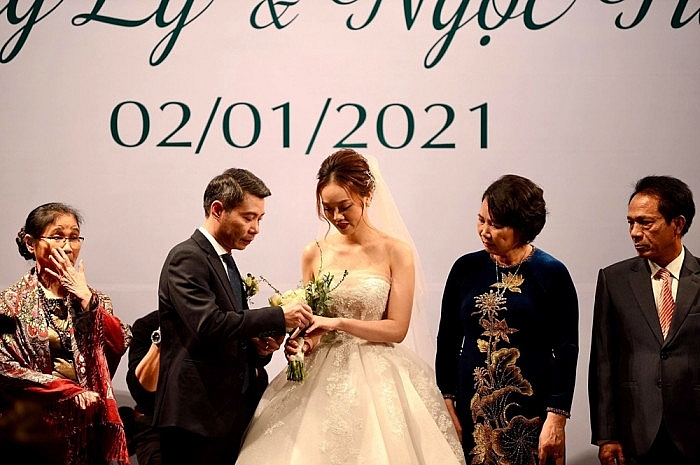 NSND Công Lý hạnh phúc trong ngày kết duyên với bạn gái kém 15 tuổi Ngọc Hà NSND Công Lý hạnh phúc trong ngày kết hôn với bạn gái kém 15 tuổi Ngọc Hà