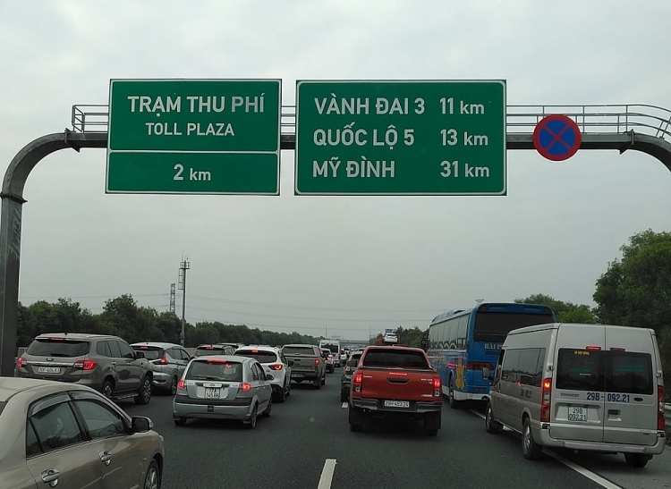 Cửa ngõ Hà Nội ken đặc người xe dịp đầu năm Nhiều cửa ngõ vào Hà Nội